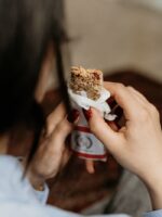 ترکیبات طبیعی گرانولا بار فیتو؛ جو دوسر، عسل و مغزهای ارزشمند