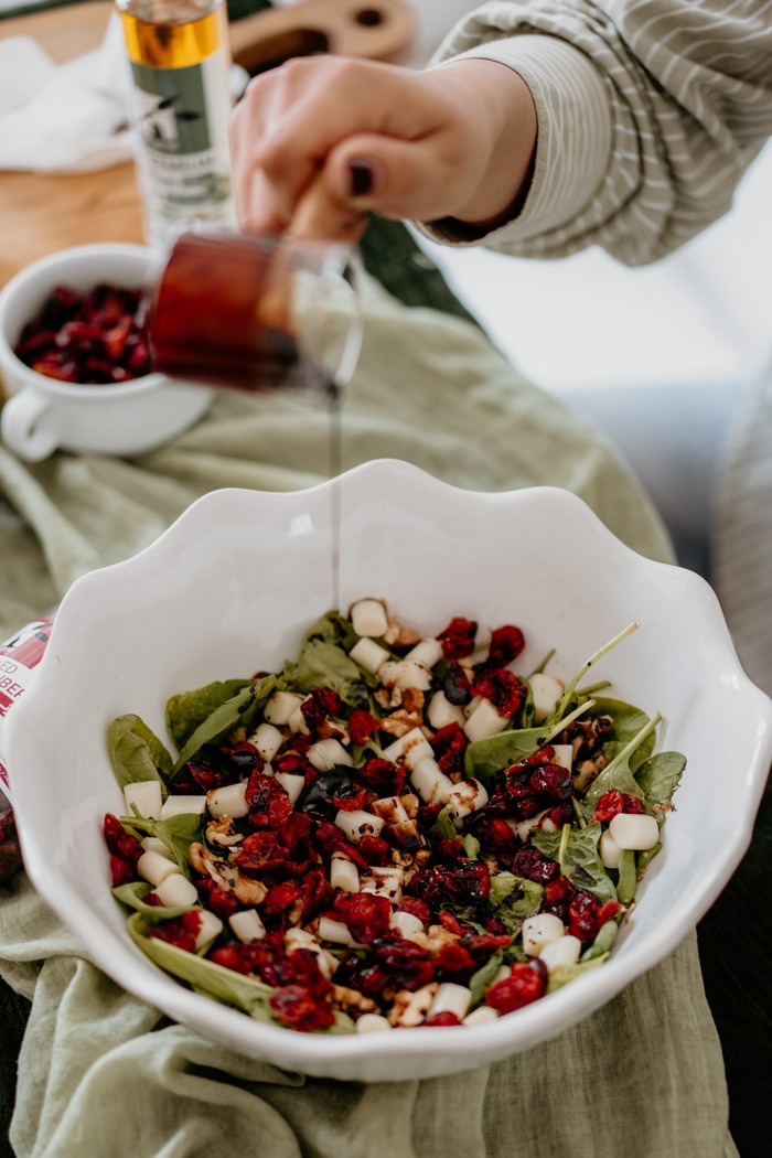 طرز تهیه سالاد بی بی اسفناج با کرنبری خشک و روغن زیتون (3)