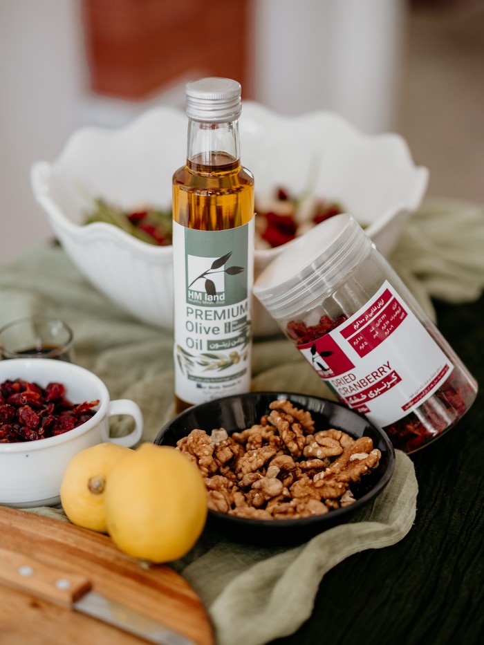 طرز تهیه سالاد بی بی اسفناج با کرنبری خشک و روغن زیتون (4)