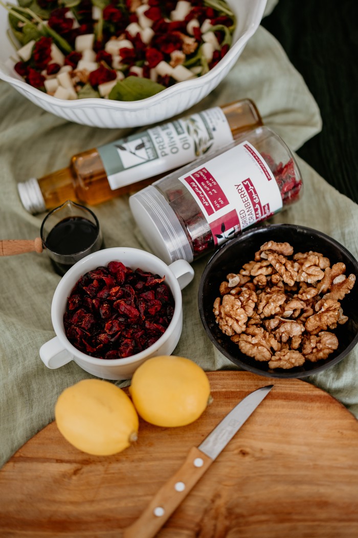 طرز تهیه سالاد بی بی اسفناج با کرنبری خشک و روغن زیتون (5)